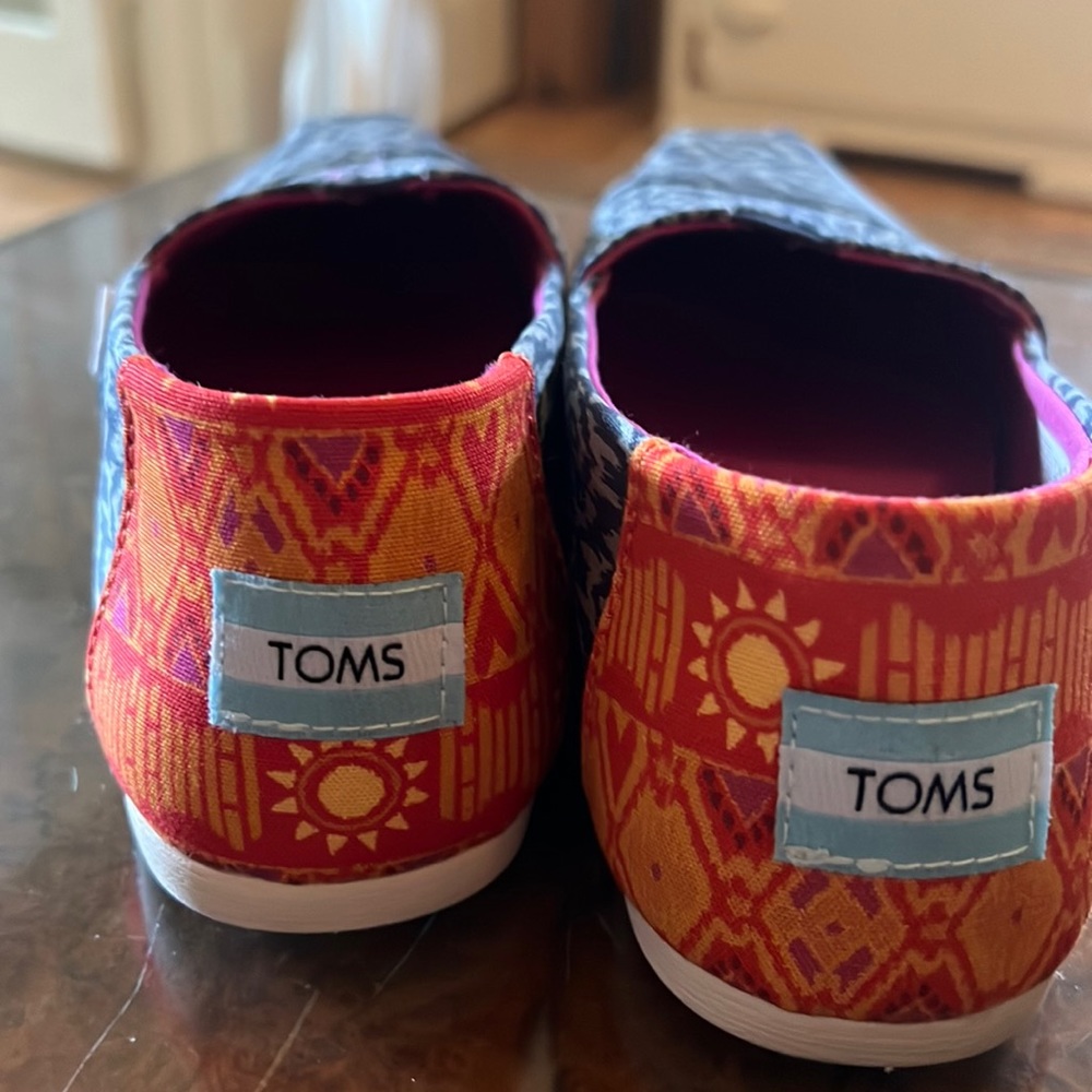 Women’s Toms size 8.5